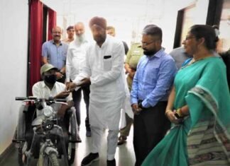 अल्पसंख्यक आयोग के अध्यक्ष ने दिव्यांग जसवंत को सौंपी मोटराईज्ड ट्रायसायकल अल्पसंख्यक आयोग के अध्यक्ष ने दिव्यांग जसवंत को सौंपी मोटराईज्ड ट्रायसायकल