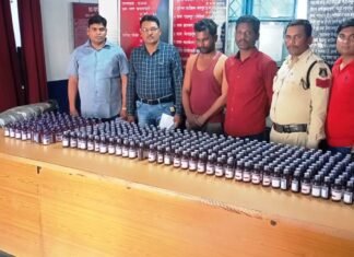 अवैध नशीली इंजेक्शन व सिरप के साथ तीन व्यक्ति पुलिस के गिरफ्त में अवैध नशीली इंजेक्शन व सिरप के साथ तीन व्यक्ति पुलिस के गिरफ्त में