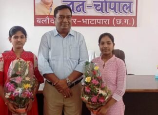 संजना को अपने कुर्सी में बैठाकर किया सम्मान कलेक्टर सिंह ने संजना को अपने कुर्सी में बैठाकर किया सम्मान कलेक्टर सिंह ने