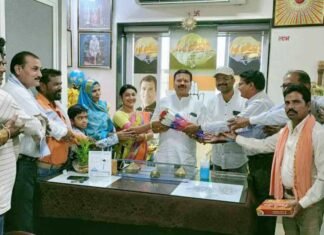 प्रदेशाध्यक्ष बनने पर विनोद चंद्राकर को बधाई देने लगा तांता प्रदेशाध्यक्ष बनने पर विनोद चंद्राकर को बधाई देने लगा तांता