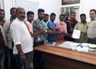 ग्रामीणों के साथ मारपीट की रेत ठेकेदार के गुर्गों ने,SDM को सौपा शिकायत पत्र ग्रामीणों के साथ मारपीट की रेत ठेकेदार के गुर्गों ने SDM को सौपा शिकायत पत्र