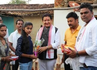 डॉ सम्पत ने 10 वीं बोर्ड के टापर छात्रा पूजा का किया सम्मान डॉ सम्पत ने 10 वीं बोर्ड के टापर छात्रा पूजा का किया सम्मान