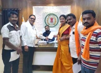 दलदली रोड पर स्थित शराब दुकान क्रमांक 2 को हटाए जाने की मांग दलदली रोड पर स्थित शराब दुकान क्रमांक 2 को हटाए की मांग