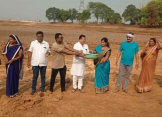 श्रम दिवस पर श्रमदान कर श्रमिकों के साथ संसदीय सचिव ने खाया बोरे बासी श्रम दिवस पर श्रमदान कर श्रमिकों के साथ संसदीय सचिव ने खाया बोरे बासी