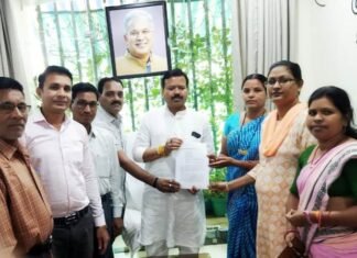 वाणिज्य संकाय के व्याख्याताओं ने मांगों को लेकर संसदीय सचिव को सौंपा ज्ञापन मांगों को लेकर वाणिज्य संकाय के व्याख्याताओं ने संसदीय सचिव को सौंपा ज्ञापन