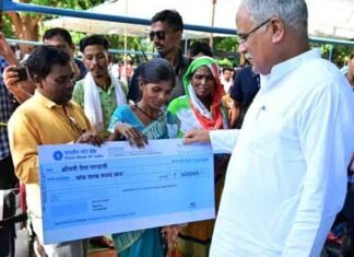 घनश्याम की मौत से रीता का नही टूटा हिम्मत,बुलंद हौसले के साथ कर रही है अपना कार्य घनश्याम की मौत से रीता का नही टूटा हिम्मत,बुलंद हौसले से कर रही है अपना कार्य