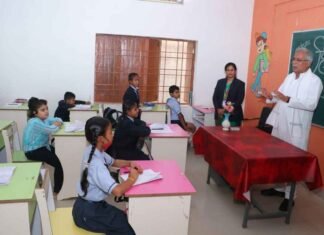 रश्मि ने CM बघेल से प्रश्न पूछ कर विस्तार से जवाब देने के लिए किया विवश रश्मि ने CM बघेल से प्रश्न पूछ कर विस्तार से जवाब देने के लिए किया विवश