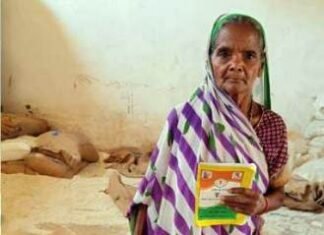 राशन से वंचित बुजुर्ग महिला के चेहरे पर आई मुस्कान जनचौपाल में,मिला उसे राशनकार्ड 24 घंटे में राशन से वंचित बुजुर्ग महिला के चेहरे पर आई मुस्कान जनचौपाल में