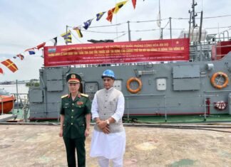 12 रक्षक नौकाएं वियतनाम को सौंपीं रक्षा मंत्री राजनाथ सिंह ने 12 रक्षक नौकाएं वियतनाम को सौंपीं रक्षा मंत्री राजनाथ सिंह ने