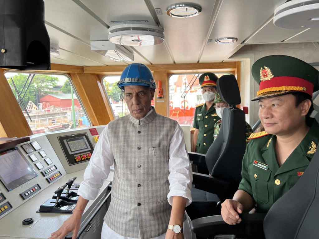 12 रक्षक नौकाएं वियतनाम को सौंपीं रक्षा मंत्री राजनाथ सिंह ने