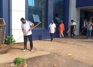 54 हजार 159 अधिकारी कर्मचारी मिलकर एक साथ एक समय मे की विशेष साफ-सफाई 54 हजार 159 अधिकारी कर्मचारी मिलकर एक साथ एक समय मे की विशेष साफ-सफाई