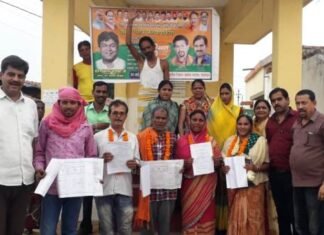 केन्द्र की योजनाओं का फिटबेक ले रहे हैं भाजपा पार्षद गरीब हितग्राहीयों से केन्द्र की योजनाओं का फिटबेक ले रहे हैं भाजपा पार्षद गरीब हितग्राहीयों से