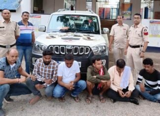 जुआ फड़ में पुलिस का छापा 6 जुआरियों के पास से मिले 2,03,310 रूपए जुआ फड़ में पुलिस का छापा 6 जुआरियों के पास से मिले 2,03,310 रूपए