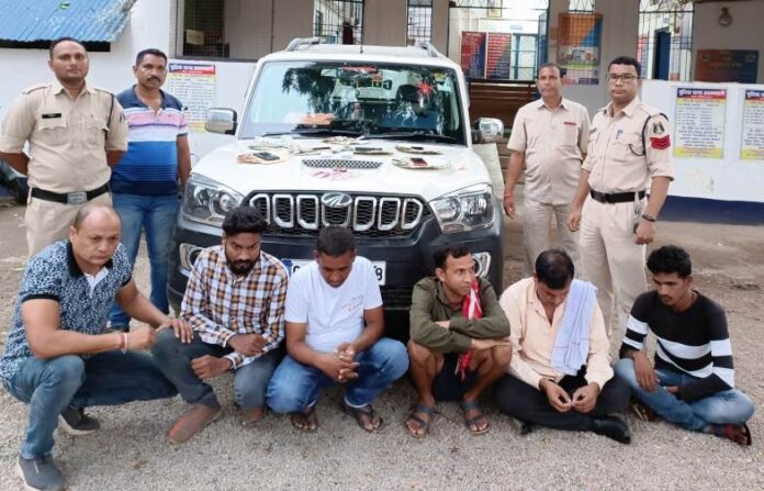 जुआ फड़ में पुलिस का छापा 6 जुआरियों के पास से मिले 2,03,310 रूपए