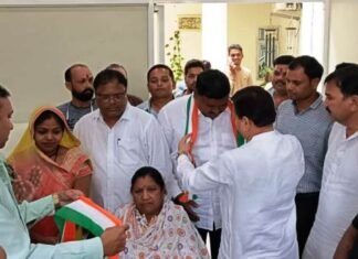 संसदीय सचिव की मौजूदगी में 2 भाजपा पार्षद कांग्रेस में हुए शामिल,अविश्वास प्रस्ताव चुनाव से पहले BJP को झटका संसदीय सचिव की मौजूदगी में 2 भाजपा पार्षद कांग्रेस में हुए शामिल