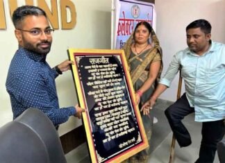 खम्हार लकड़ी के बोर्ड में लिखा 36 गढ़ राजगीत भेंट किया दिलहरण ने कलेक्टर क्षीरसागर को खम्हार लकड़ी के बोर्ड में लिखा राजगीत भेंट किया दिलहरण ने कलेक्टर क्षीरसागर को