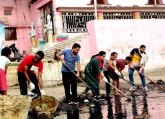 नगर की कुलदेवी मां महामाया तालाब की सफाई अभियान जारी,पर्यावरण प्रेमी जन एवं सामाजिक संस्थाएं नगर की कुलदेवी मां महामाया तालाब की सफाई अभियान जारी