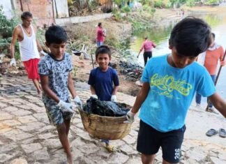 लगातार छठवें दिन महामाया तालाब में फैली गंदगी की सफ़ाई की पर्यावरण प्रेमियों ने लगातार छठवें दिन महामाया तालाब में फैली गंदगी की सफ़ाई की पर्यावरण प्रेमियों ने