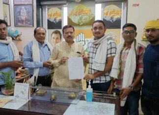 सोरिद-कौंदकेरा मार्ग डामरीकरण किए जाने को लेकर ग्रामीण संसदीय सचिव से मिले सोरिद-कौंदकेरा मार्ग डामरीकरण किए जाने को लेकर ग्रामीण संसदीय सचिव से मिले