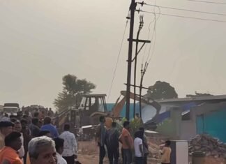 अवैध निर्माण पर दूसरे दिन भी चला बुलडोजर नगर पंचायत तुमगांव में अवैध निर्माण पर दूसरे दिन भी चला बुलडोजर नगर पंचायत तुमगांव में