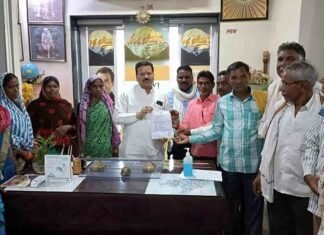 ग्राम विकास को लेकर पंचायत प्रतिनिधियों सहित ग्रामीणों ने की संसदीय सचिव से मुलाकात ग्राम विकास को लेकर पंचायत प्रतिनिधियों व् ग्रामीणों ने की संसदीय सचिव से मुलाकात