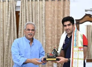 विजेंदर सिंह के आग्रह पर मुख्यमंत्री ने रायपुर में प्रोफेशनल बॉक्सिंग मैच कराने का दिया आश्वासन विजेंदर के आग्रह पर CM ने प्रोफेशनल बॉक्सिंग मैच कराने का दिया आश्वासन