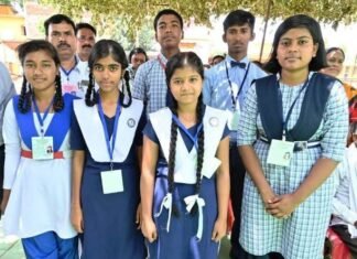 सोनाली को लैपटॉप देकर मुख्यमंत्री भूपेश बघेल ने किया सम्मान सोनाली को लैपटॉप देकर मुख्यमंत्री भूपेश बघेल ने किया सम्मान