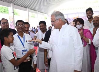 भौंरे की कील को देखकर मुख्यमंत्री ने कहा कि इसे ठीक करा लें, भौंरा और बढ़िया चलेगा भौंरे की कील को देखकर मुख्यमंत्री ने कहा कि इसे ठीक करा लें, भौंरा और बढ़िया चलेगा