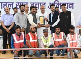 रेस्क्यू टीम के साथ अजरूल को भी किया गया सम्मानित,बोर में फंसे राहुल की जान बचाने पर रेस्क्यू टीम के साथ अजरूल को किया गया सम्मानित