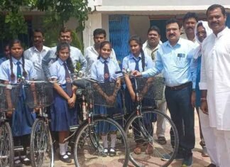 आत्मानंद अंग्रेजी विद्यालय के छात्रों को संसदीय सचिव यादव ने वितरित किया साइकिल आत्मानंद अंग्रेजी विद्यालय के छात्रों को संसदीय सचिव ने वितरित किया साइकिल