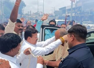 प्रभारी मंत्री का संसदीय सचिव की अगुवाई में किया गया आत्मीय स्वागत प्रभारी मंत्री का संसदीय सचिव की अगुवाई में किया गया आत्मीय स्वागत