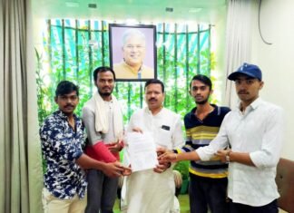 छात्र नेताओं ने MSC में सीट बढ़ाने के लिए सौंपा ज्ञापन संसदीय सचिव को छात्र नेताओं ने MSC में सीट बढ़ाने के लिए सौंपा ज्ञापन संसदीय सचिव को