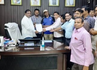 पालिका कर्मचारी संघ ने नपाध्यक्ष को सौंपा मांग पत्र,कार्यवाहक अध्यक्ष ने कर्मचारी हितों पर काम करने का जताया भरोसा पालिका कर्मचारियों ने नपाध्यक्ष को सौंपा मांग पत्र