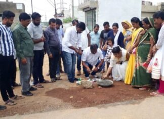 नपाध्यक्ष ने कांक्रीटीकरण सड़क का किया भूमि पूजन नपाध्यक्ष ने कांक्रीटीकरण सड़क का किया भूमि पूजन