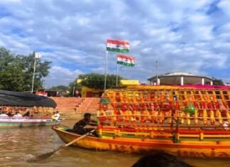 तिरंगे से सुसज्जित नावों के साथ मंदाकिनी घाट में हुआ नौका प्रतियोगिता तिरंगे से सुसज्जित नावों के साथ मंदाकिनी घाट में हुआ नौका प्रतियोगिता