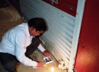 कृषि विभाग का खाद दुकानों में छापा तीन खाद दुकान की गई सील कृषि विभाग का खाद दुकानों में छापा तीन दुकानें की गई सील