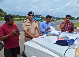 परिवहन विभाग ने की यात्री बसों की संयुक्त चेकिंग ,1 लाख 44 हज़ार रुपए शुल्क की हुई वसूली परिवहन विभाग की यात्री बसों की संयुक्त चेकिंग