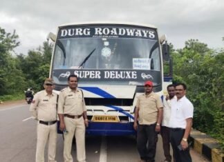 यात्री बसों पर हुई कार्रवाई अधिक किराया लेने व परमिट शर्तो का उल्लंघन मामले मे यात्री बसों पर हुई कार्रवाई अधिक किराया लेने व परमिट शर्तो का उल्लंघन मामले मे