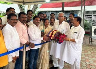 विनोद की अगुवाई में नवनिर्वाचित पालिकाध्यक्ष ने CM से मुलाकात कर लिया आशीर्वाद विनोद की अगुवाई में नवनिर्वाचित पालिकाध्यक्ष ने CM से मुलाकात कर लिया आशीर्वाद