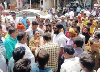 सड़क पर हो रहे अतिक्रमण को हटाया नपाध्यक्ष, सभापति, पार्षद सहित पुलिस प्रशासन ने सड़क से अतिक्रमण हटाया नपाध्यक्ष, सभापति, पार्षद सहित पुलिस प्रशासन ने