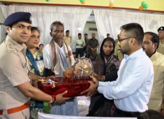 शहीदों के परिवार का सम्मान किया महासमुंद पुलिस ने आजादी के अमृत महोत्सव 75वी वर्षगाँठ पर शहीदों के परिवार का सम्मान किया महासमुंद पुलिस ने