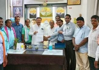 जलकी के ग्रामीणों ने विकास कार्यों को लेकर संसदीय सचिव से की मुलाकात जलकी के ग्रामीणों ने विकास कार्यों को लेकर संसदीय सचिव से की मुलाकात