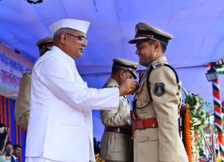 छत्तीसगढ़ के 10 अधिकारियों को पुलिस वीरता पदक, 10 अधिकारियों को भारतीय पुलिस पदक और 8 अधिकारियों को यूनियन होम मिनिस्टर मेडल छत्तीसगढ़ के 10 अधिकारियों को पुलिस वीरता पदक