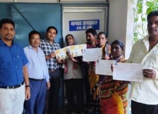 झुग्गी झोपड़ियों में रहने वाले 5 लोगों को पट्टा का किया वितरण झुग्गी झोपड़ियों में रहने वाले 5 लोगों को पट्टा का किया वितरण