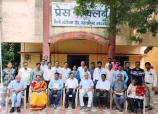 दिवंगत पत्रकार के परिजनों व् सीनियर पत्रकारों का किया गया सम्मान दिवंगत पत्रकार के परिजनों व् सीनियर पत्रकारों का किया गया सम्मान