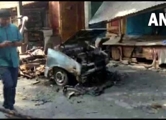 कार पर रखे एलपीजी सिलेंडर विस्फोट होने से एक व्यक्ति की मौत कार पर रखे एलपीजी सिलेंडर विस्फोट होने से एक व्यक्ति की मौत