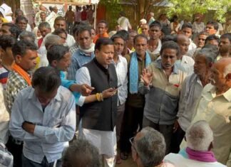 किसानों के शिकायत पर बैंक पहुंचे संसदीय सचिव विनोद चंद्राकार बैंक में भुगतान की कराई व्यवस्था किसानों के शिकायत पर बैंक पहुंचे संसदीय सचिव बैंक में भुगतान की कराई व्यवस्था