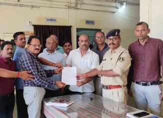 लगातार हो रही चोरी से कॉलोनी वासी परेशान पुलिस गश्त की मांग थाना प्रभारी से लगातार हो रही चोरी से कॉलोनी वासी परेशान पुलिस गश्त की मांग थाना प्रभारी से