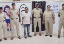 खरियार रोड पुलिस ने 16 बालिकाओं को मजदूर दलाल के चंगुल से छुड़ाया खरियार रोड पुलिस ने 16 बालिकाओं को मजदूर दलाल के चंगुल से छुड़ाया