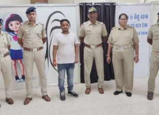 खरियार रोड पुलिस ने 16 बालिकाओं को मजदूर दलाल के चंगुल से छुड़ाया खरियार रोड पुलिस ने 16 बालिकाओं को मजदूर दलाल के चंगुल से छुड़ाया